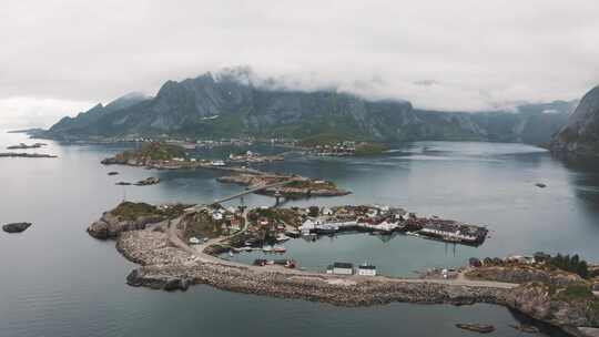 连接海岸线上岛屿村庄的公路桥