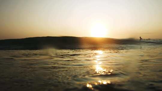 夕阳黄昏海上冲浪
