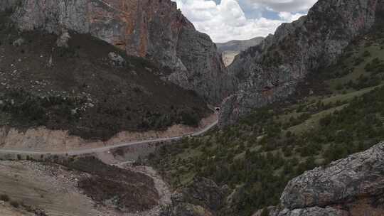 G214唐蕃古道类乌齐县吉曲峡谷航拍风光