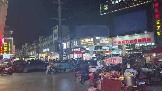 城市夜晚街景人流房屋商铺灯火通明