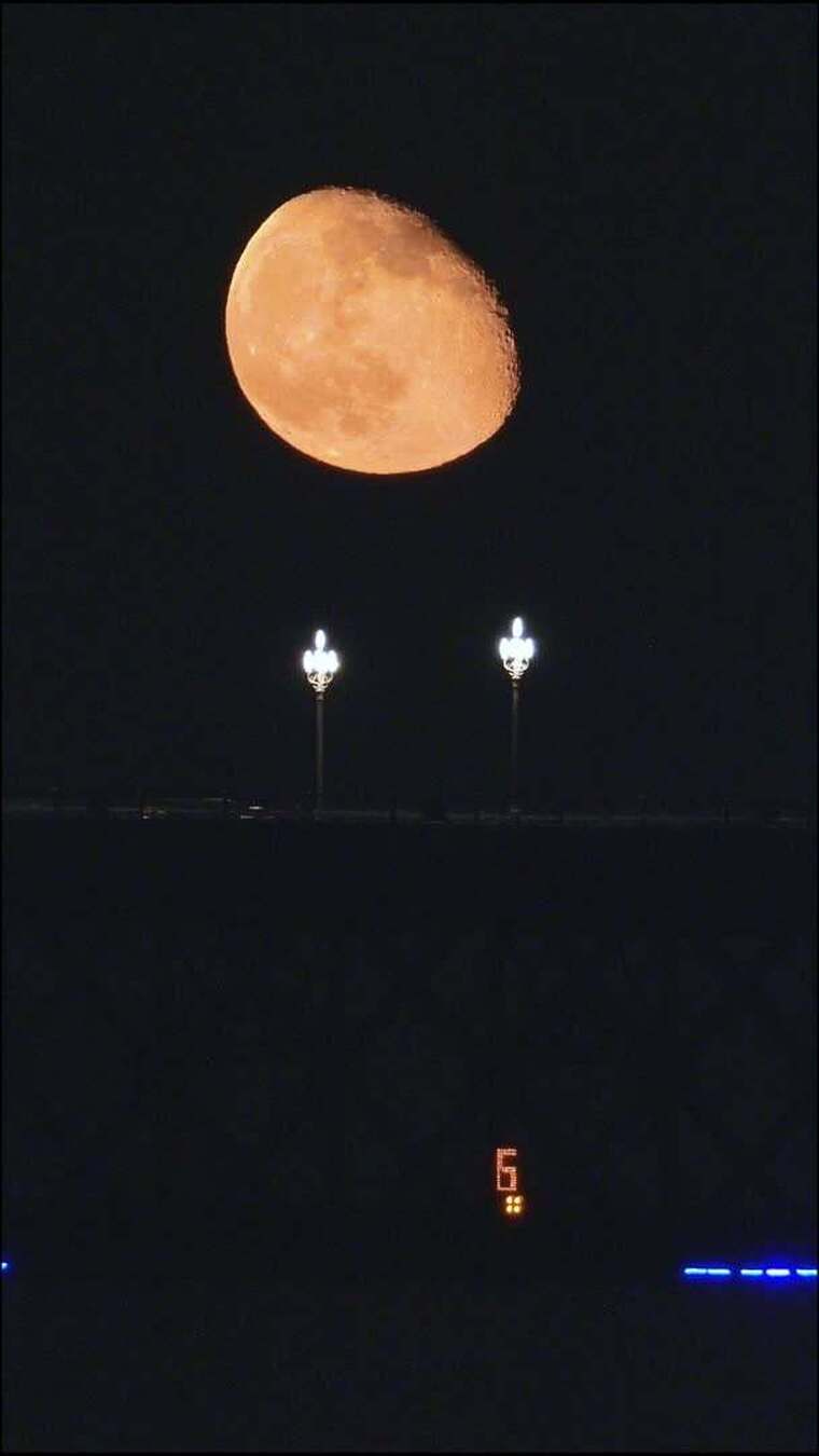 竖屏晚上的月亮升上长江大桥