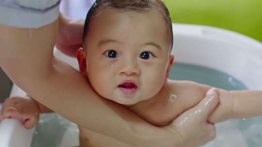 新生儿，在洗澡，微笑视频素材模板下载