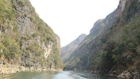 实拍云南山中峡谷水流