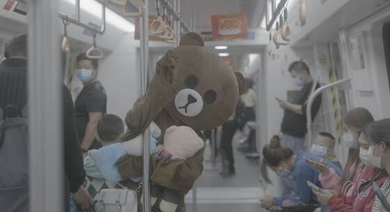 地铁上的小熊，温馨时刻log素材
