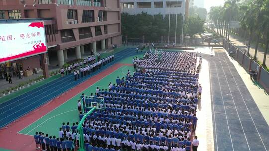 福苑小学升旗仪式从后往前飞