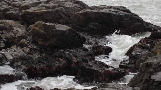 海浪撞击岩石视频素材模板下载