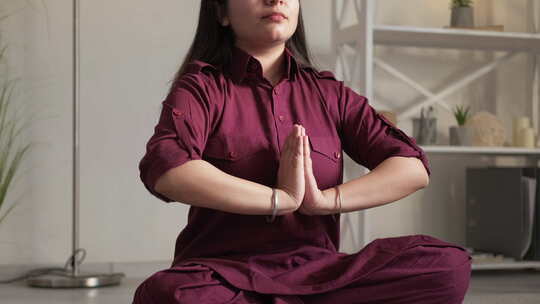 冥想女人瑜伽练习莲花姿势家