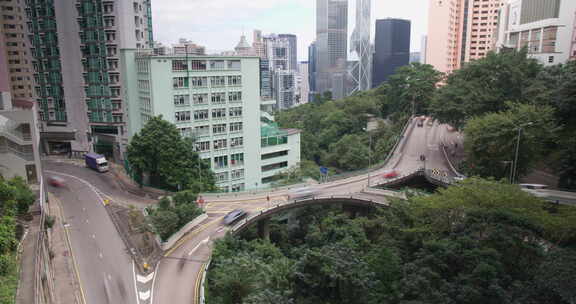 半山区繁忙交通延时的香港山地城市景观