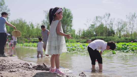 湖边玩沙子玩水的孩子视频素材模板下载