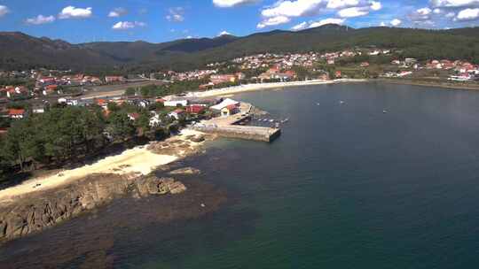 Esteiro海滩和城镇的鸟瞰图基座向上