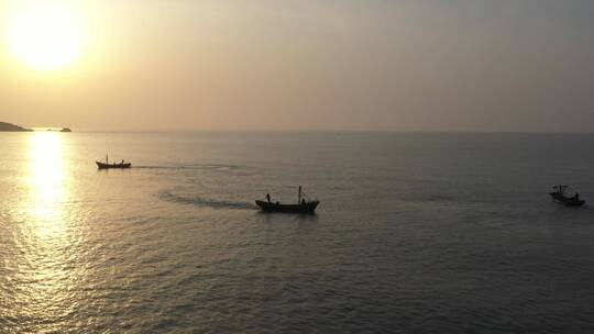 日出渔船出海 海上渔船捕捞 渔民打鱼