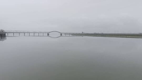 天空下安静的湖水