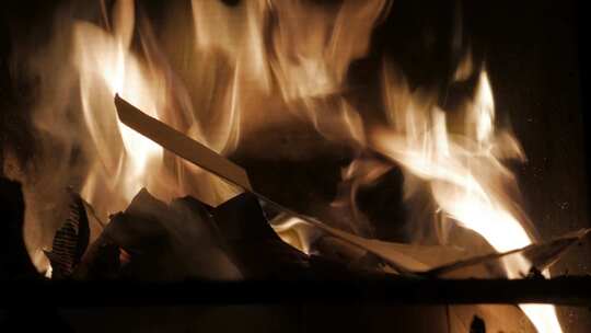 在炉子里安全地燃烧纸板，看着火增长并消耗