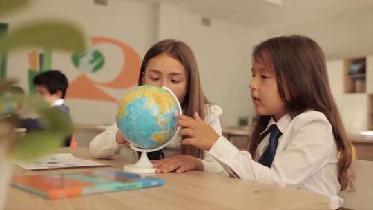 学校的孩子们看地球仪 - 小学生教育视频