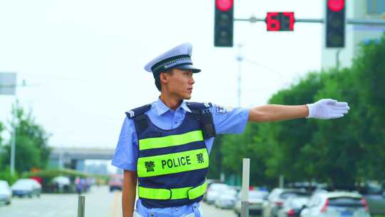 警察十字路口指挥交通视频素材模板下载