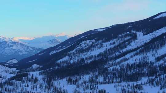 新疆阿勒泰冬季喀纳斯湖雪山水墨画雪景日出