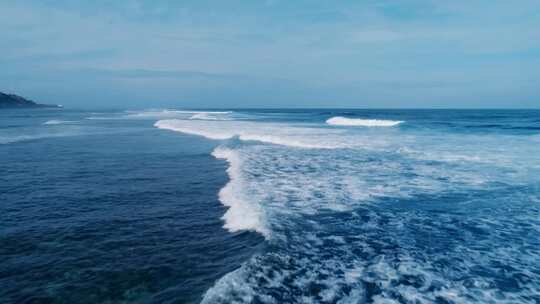 海洋波浪上的动态飞行