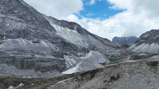 四川甘孜稻城亚丁风景区冰川湖牛奶海风光