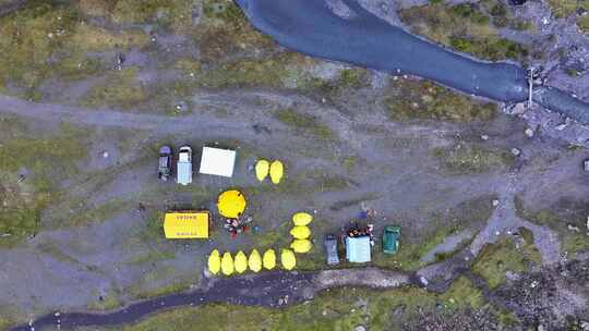 航拍攀登横断山脉乌库楚雪山的登山者大本营视频素材模板下载