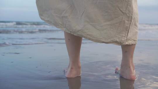 站在海边沙滩海水冲刷脚丫裙子海滩浪花