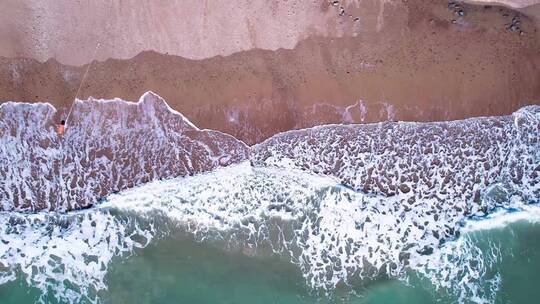 航拍海浪浪花拍打沙滩视频素材模板下载