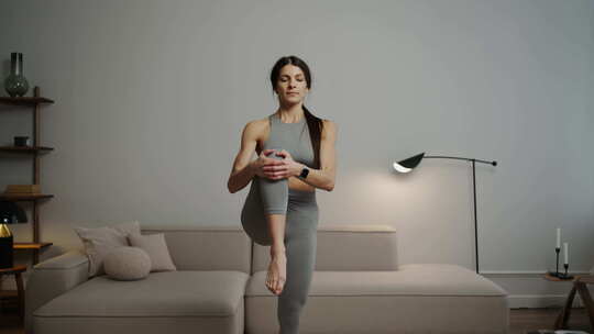 健身和瑜伽在家里运动女士训练在客厅运动的