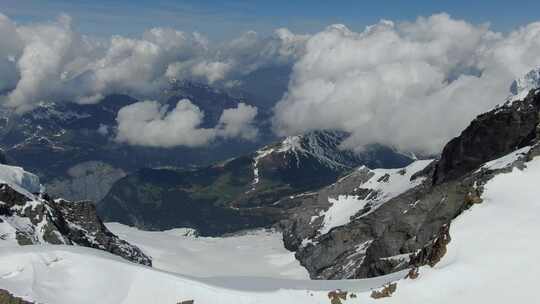 飞越瑞士少女峰的伯尔尼阿尔卑斯山