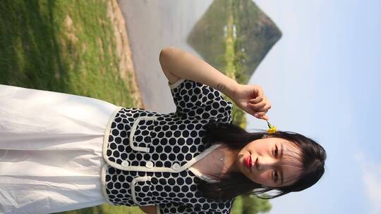 济南华山公园，女孩展示秋天服装