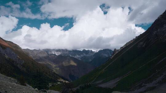 延时山区云层视频西藏丙察察雪山风光