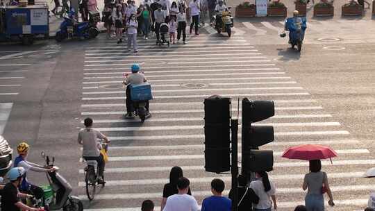 城市行人过马路特写