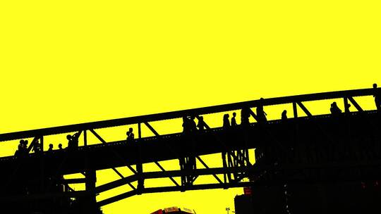 黄色背景下的过街天桥剪影