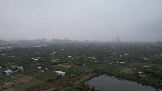 阴雨天的城郊农园航拍