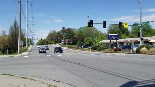 在绿色交通灯下通过道路的汽车