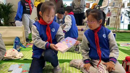 读书节济南小学生参与书本市集