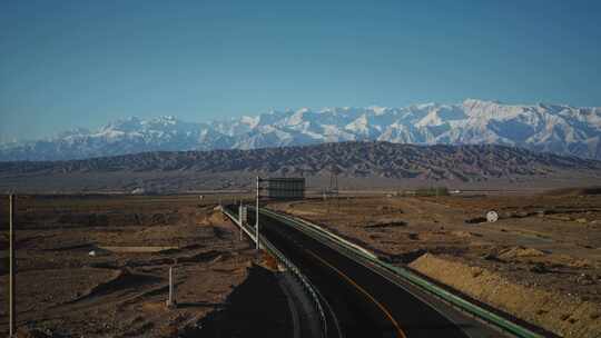 祁连山下的公路道路车流【8K史诗级航拍】