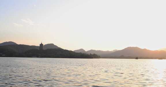 夕阳下的杭州西湖雷峰塔