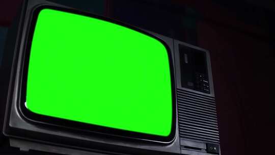 绿色屏幕的旧电视机低角度视图