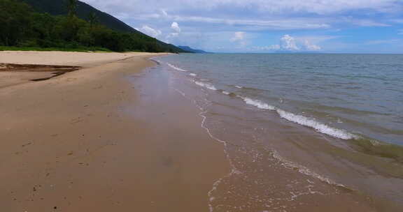 低平底锅，飞过海滩