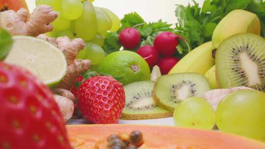桌上的新鲜水果和蔬菜