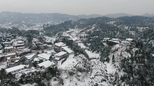 航拍南方丘陵村庄雪景