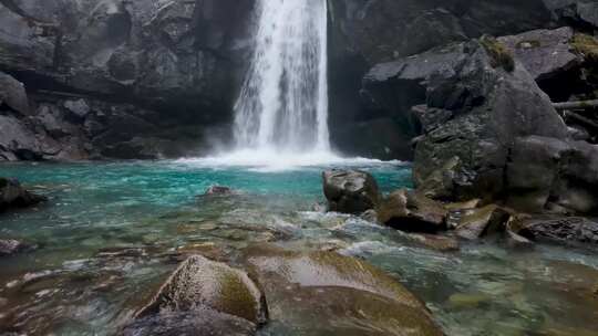 瀑布溪流高山岩石