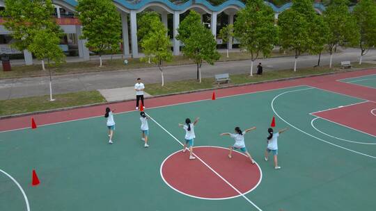 4k中学生视频篮球场上学生排练舞蹈