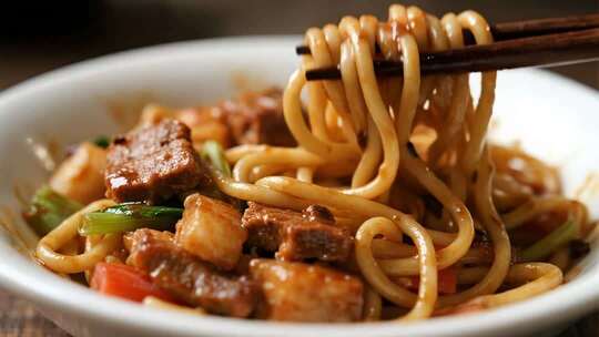 红烧肉焖面温暖治愈美食画面