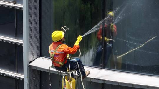 城市蜘蛛人高空作业擦玻璃视频素材模板下载