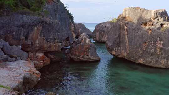 在BAHIA de LAS AGUILAS，巨大巨石与清澈的加勒比海海水的空中接近镜头