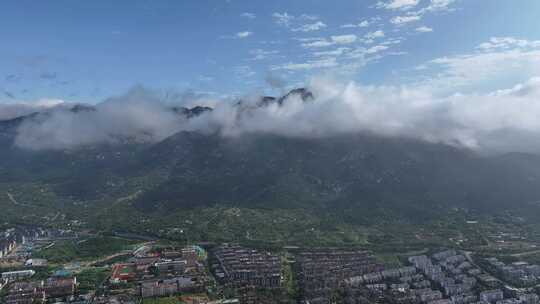 雨后泰山，云雾飘渺