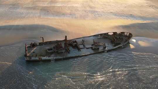 哈博莫沙夫·哈博尼姆旧沉船海滩上海岸线上失事船只的鸟瞰图