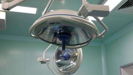 手术室手术灯亮医院视频素材模板下载
