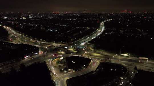 夜晚城市十字路口的汽车