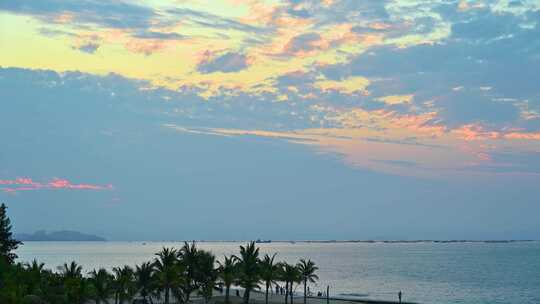 中国海南三亚海边沙滩日落夕阳晚霞